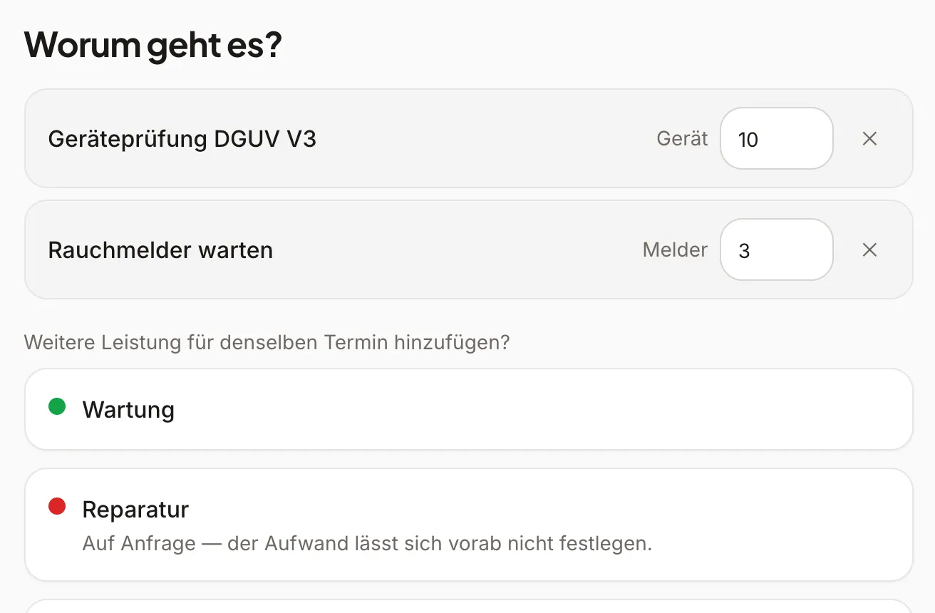 Buchungsseite: Geräteprüfung DGUV V3 mal 10 und Rauchmelder warten mal 3 in einem Auftrag, darunter Reparatur nur auf Anfrage