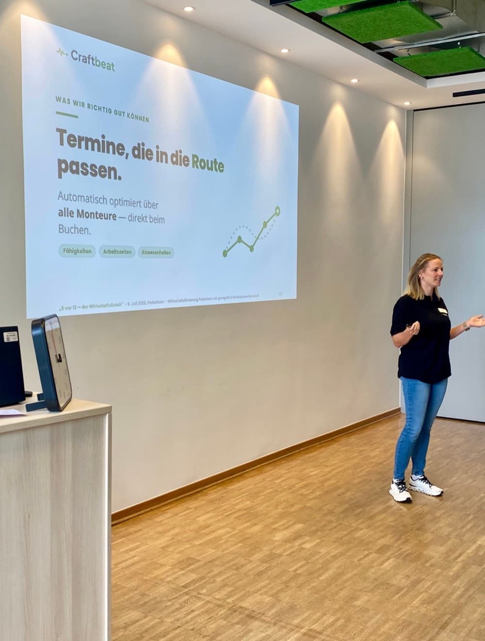 Isa Prahl beim Wirtschaftslunch in Paderborn — im Hintergrund die Craftbeat-Präsentation